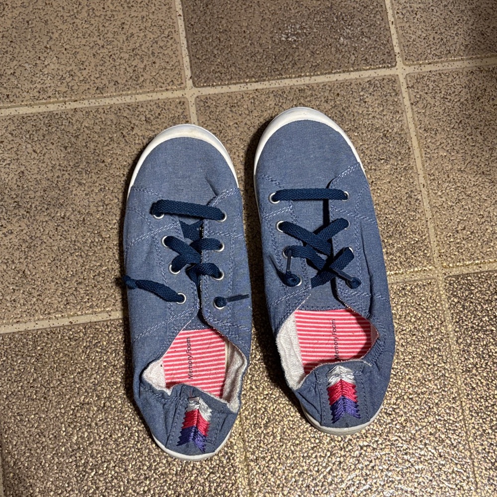 Women’s like new Time and Tru Blue Canvas Sneakers size 8